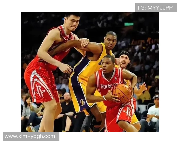 姚明奔跑在篮球场上的传奇瞬间与不屈精神的完美结合